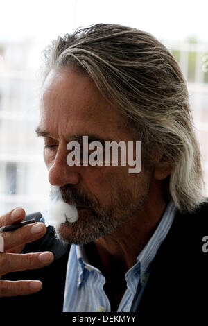 Atene, Grecia. Xx Settembre, 2013. Sett. 20, 2013 - Athens, Grecia - attore Jeremy Irons sono di fumare una sigaretta prima di premere l'inizio della conferenza. Oscar attore Jeremy Irons dare una conferenza stampa per il suo nuovo film â€oeNight treno per Lisbona€ in Atene. (Credito Immagine: © Aristidis Vafeiadakis/ZUMAPRESS.com) Credito: ZUMA Press, Inc./Alamy Live News Foto Stock