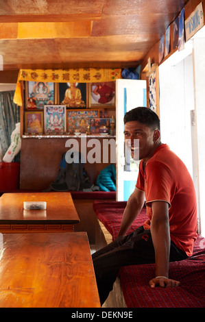 Sherpa porter si rilassa in una casa da tè in rotta sul sentiero da Phagding a Namche Bazaar, Everest regione, Nepal Foto Stock