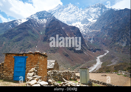 En route da Namche Bazaar a Thame in 3 Alta passa di Everest Trek in Nepal- toilette esterna con vista Foto Stock