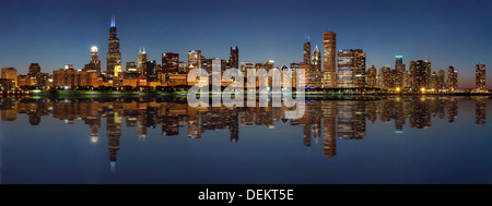 Sullo skyline di Chicago illuminata di notte, Chicago, Illinois, Stati Uniti Foto Stock