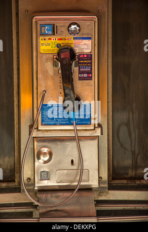 Telefono a pagamento cabina telefonica ottava avenue MANHATTAN NEW YORK CITY USA Foto Stock