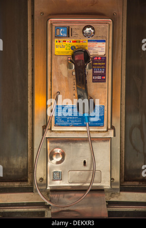 Telefono a pagamento cabina telefonica ottava avenue MANHATTAN NEW YORK CITY USA Foto Stock