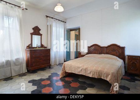 Vecchia camera da letto in country house in Italia Foto Stock