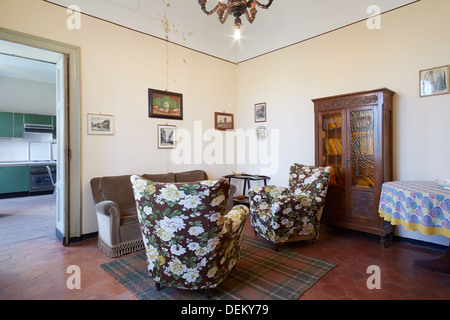 Vecchio soggiorno in country house Foto Stock