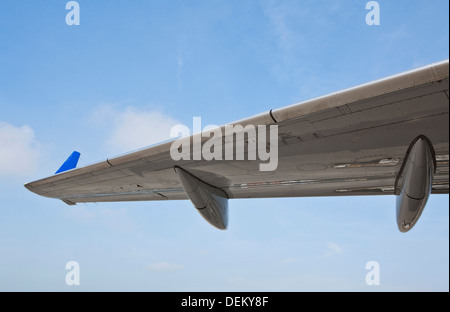 Ravvicinata di un'ala di aeroplano contro il cielo blu Foto Stock