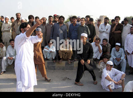 I residenti di Achini Bala bloccato la strada come stanno protestando contro bombe a mano l attacco a una moschea in Achini Bala area di Peshawar, Venerdì, 20 settembre 2013. L esplosione è avvenuta nei pressi di una moschea durante un raduno di persone era ancora presente all'interno. Tre persone sono state uccise e molte ferite in un'esplosione. Foto Stock