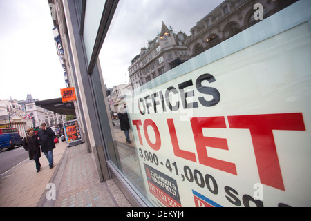 Affitto uffici segno nella proprietà commerciale finestra nel Central London, England, Regno Unito Foto Stock