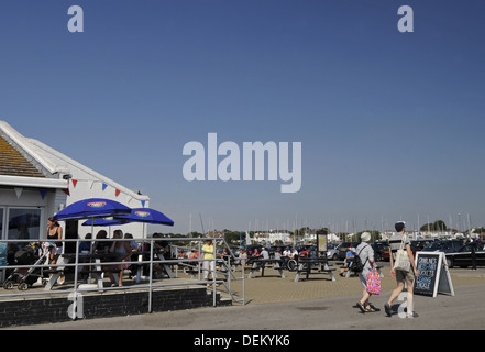Cafe su Mudeford Quay vicino a Christchurch Dorset Inghilterra Foto Stock