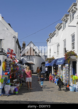 Negozi di souvenir in strada stretta vicino a quay Lymington New Forest Hampshire Inghilterra Foto Stock