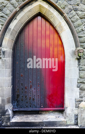 La porta di una chiesa cattolica romana subisce danni di scottatura da bombe molotov e vernice durante un attacco settario © Stephen Barnes/Alamy Live News Foto Stock