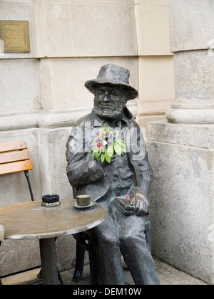 Statua di un famoso artista di cabaret nella Piazza del Mercato di Cracovia in Polonia Foto Stock