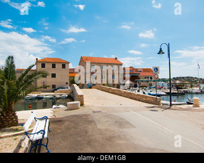 Porto e case tradizionali, Tribunj, Croazia Foto Stock