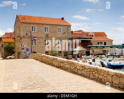 Porto e case tradizionali, Tribunj, Croazia Foto Stock