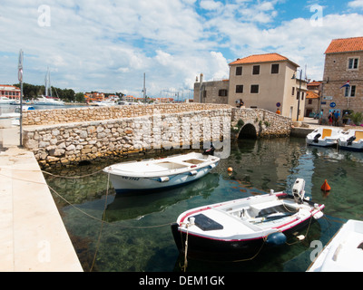 Porto e case tradizionali, Tribunj, Croazia Foto Stock