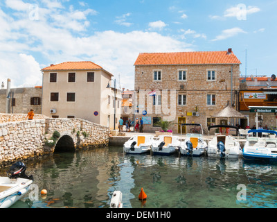 Porto e case tradizionali, Tribunj, Croazia Foto Stock