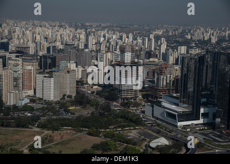 JK Mall e costruzione ,Mariginal Pinheiros, Sao Paulo, Brasile, Giovedì , agosto 29th, 2013. Foto Stock