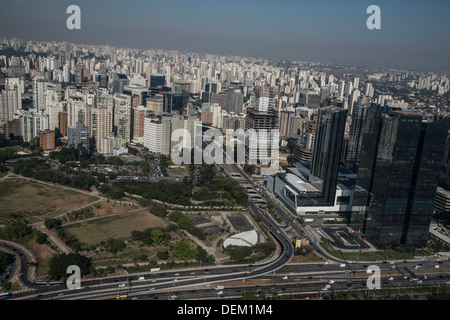 JK Mall e costruzione ,Mariginal Pinheiros, Sao Paulo, Brasile, Giovedì , agosto 29th, 2013. Foto Stock