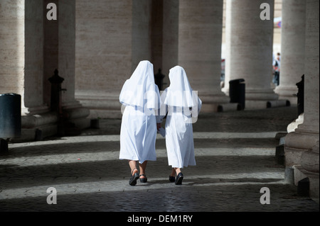 Nun nei colonnati in San Pietro a Roma Foto Stock