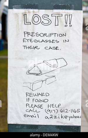 Poster manoscritta per chiedere aiuto nella ricerca Indietro Hai perso occhiali da vista. Foto Stock