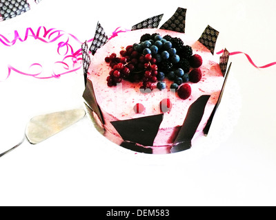 Mousse bordati di torta al cioccolato e guarnita con frutti di bosco Foto Stock