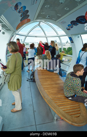 All'interno di una capsula sul London Eye County Hall Westminster London REGNO UNITO Foto Stock