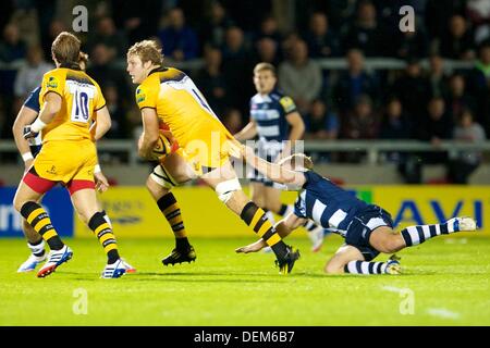 Salford, Regno Unito. Xx Settembre, 2013. London Wasps bloccare Joe Launchbury e vendita squali nascosta il flanker Dan Braid durante la Aviva Premiership gioco tra la vendita degli squali e London Wasps dall'AJ Bell Stadium. Credito: Azione Sport Plus/Alamy Live News Foto Stock