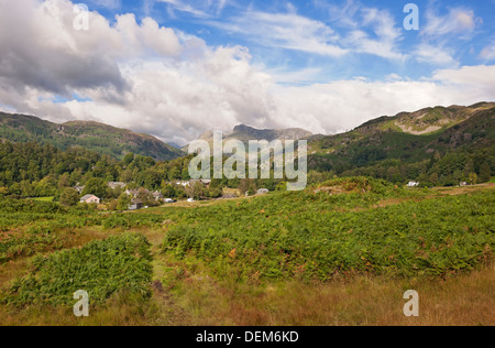 Vista dal villaggio di Elterwater verso Langdale Pikes nel lago estivo District National Park Cumbria England UK United Kingdom GB Great La Gran Bretagna Foto Stock