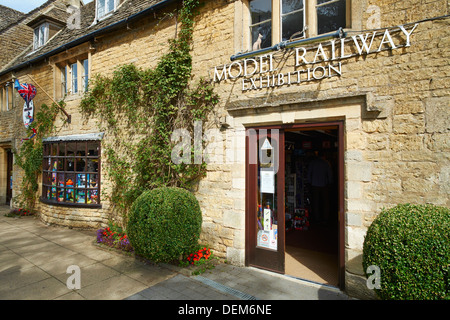 Il modello mostra ferroviaria all'interno di un negozio di giocattoli High Street Bourton sull'acqua Gloucestershire Cotswolds REGNO UNITO Foto Stock
