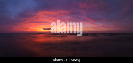 Atmosferica sunet panoramico paesaggio naturale del Lago Huron nei colori rosso e blu. In Ontario, Canada. Pineta Parco Provinciale. Foto Stock