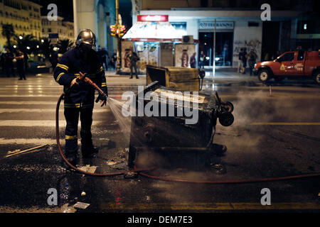 Salonicco, Grecia. Xx Settembre 2013. Pompiere spegne il fuoco nel cestino dopo la protesta antifascista. Rally antifasciste per protestare contro la accoltellato di Pavlos Fyssas Killah (P) che morì presto Mercoledì, nel sobborgo di Nikaia vicino ad Atene il Giovedì, Settembre 19, 2013. Credito: Konstantinos Tsakalidis/Alamy Live News Foto Stock