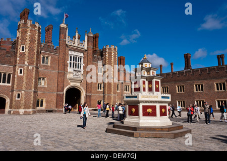 Ricreazione della fontana del vino Enrico VIII nella base Court all'Hampton Court Palace, Londra, Inghilterra, GB, Regno Unito Foto Stock