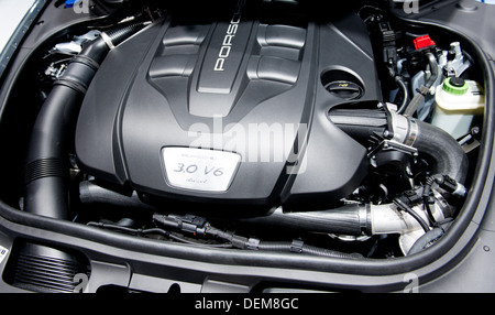 Porsche Cayenne 3.0 V6 diesel il motore sotto il cofano Foto Stock