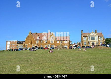 Il Golden Lion Hotel e il Municipio sul verde, Hunstanton, Norfolk, Inghilterra, Regno Unito Foto Stock