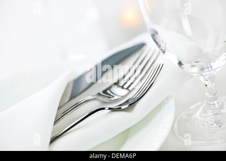 Elegante ristorante impostazione tabella per cene con piatti e posate stemware Foto Stock