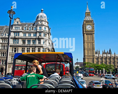 Vista del Big Ben da open top sightseeing bus, London, England, Regno Unito Foto Stock