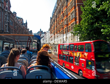 Vista dalla sommità aperta sightseeing bus, London, England, Regno Unito Foto Stock