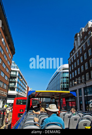 Vista di Oxford Street da open top bus panoramico che mostra Park House, London, England, Regno Unito Foto Stock