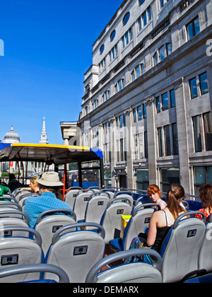 Vista della Galleria Nazionale e San Martino-in-the-Fields da open top sightseeing bus, London, England, Regno Unito Foto Stock