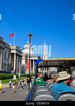 Vista della Galleria Nazionale e San Martino-in-the-Fields da open top sightseeing bus, London, England, Regno Unito Foto Stock