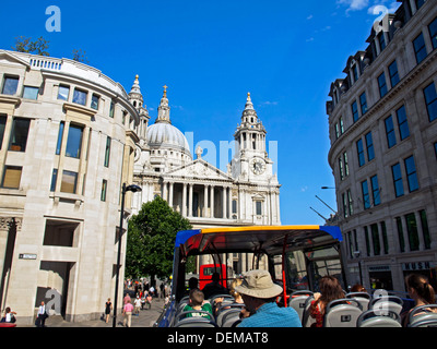 Vista della cattedrale di San Paolo da open top sightseeing bus, London, England, Regno Unito Foto Stock