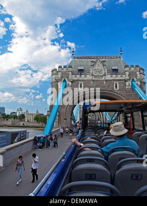Vista del Tower Bridge da Open Top Bus Tour di Londra, Inghilterra, Regno Unito Foto Stock
