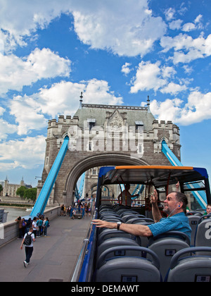 Vista del Tower Bridge da Open Top Bus Tour di Londra, Inghilterra, Regno Unito Foto Stock