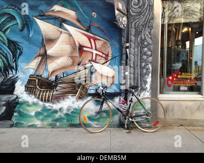 In bicicletta in parte anteriore del murale, tipica scena di Montreal in Plateau Mont Royal area Foto Stock