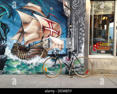 In bicicletta in parte anteriore del murale, tipica scena di Montreal in Plateau Mont Royal area Foto Stock