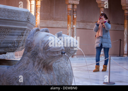 Turisti nel cortile del Lions. Palazzo dei leoni. Palazzi Nazaries .Alhambra di Granada. Andalusia, Spagna Foto Stock