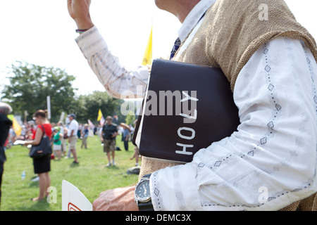 Uomo con la Santa Bibbia a una dimostrazione - Washington, DC Foto Stock