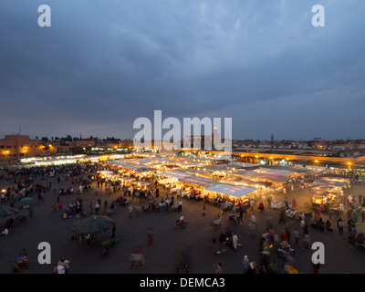 Tribunali di cibo in piazza Djemma El Fna a Marrakech, Marocco Foto Stock