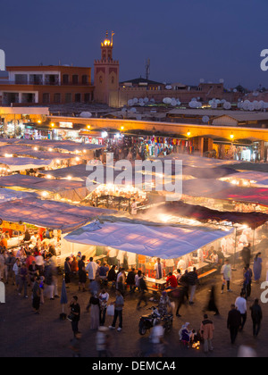 Tribunali di cibo in piazza Djemma El Fna, Marrakech, Marocco Foto Stock