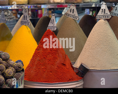 Pressione di stallo di spezie al souk della medina di Marrakech, Marocco Foto Stock