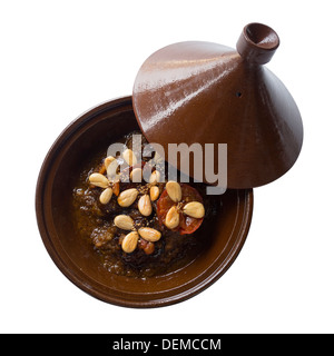 Tradizionale piatto marocchino tagine di ritagliare isolati su sfondo bianco Foto Stock